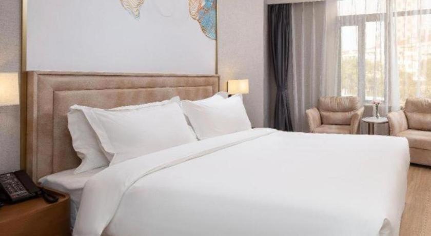 Hongqiao Pujue International Zhongshan Park Metro Station Hotel 4*
