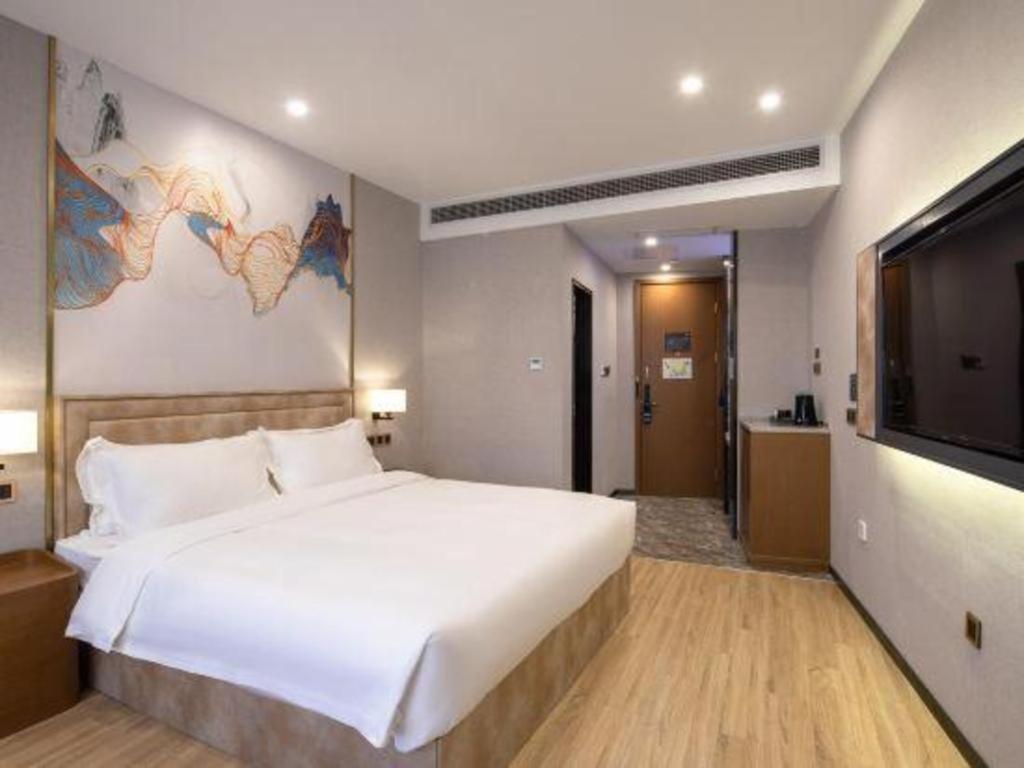 Hongqiao Pujue International Zhongshan Park Metro Station Hotel