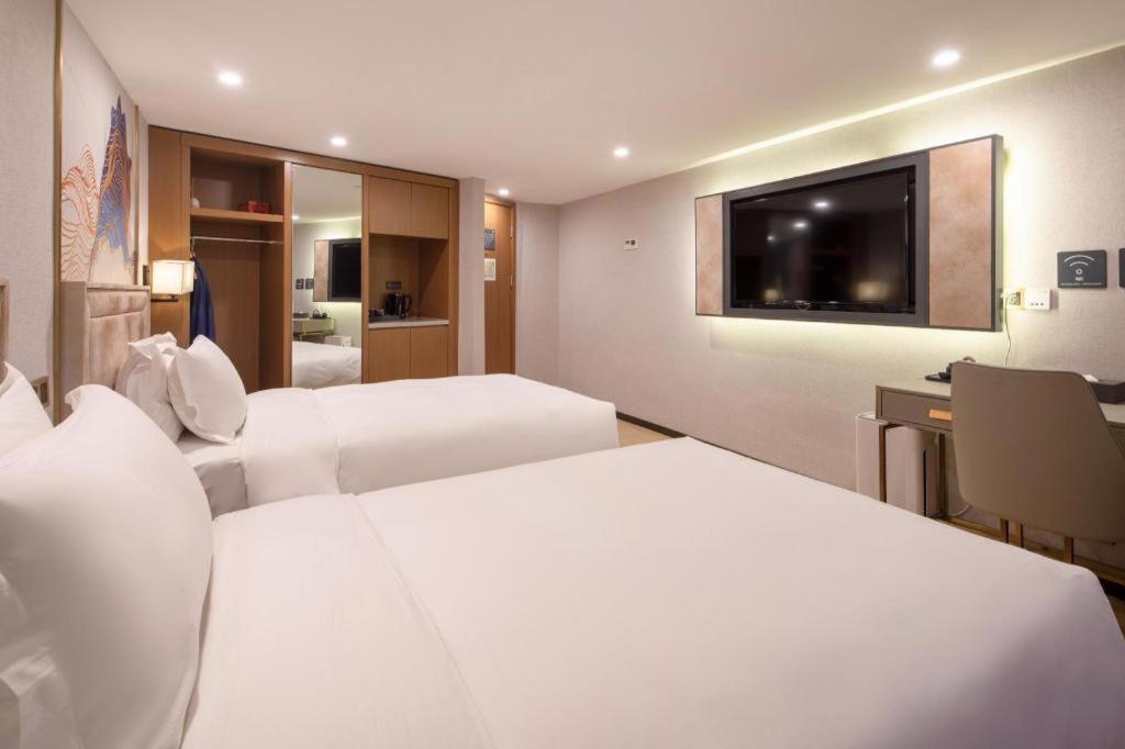 Hongqiao Pujue International Zhongshan Park Metro Station Hotel Shanghai