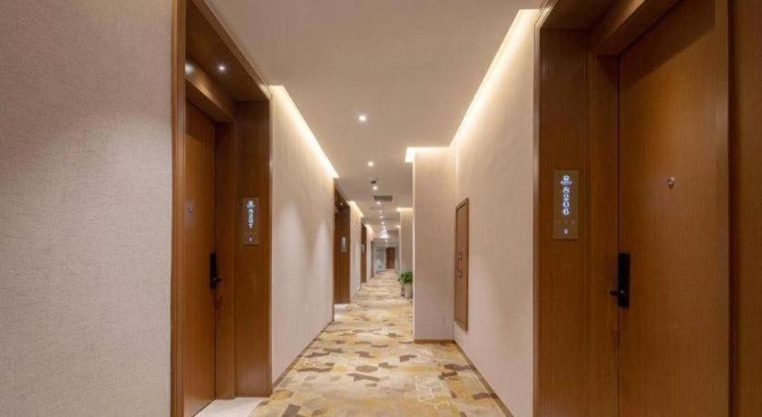 Hongqiao Pujue International Zhongshan Park Metro Station 4*