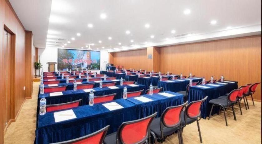 Hotel Hongqiao Pujue International Zhongshan Park Metro Station