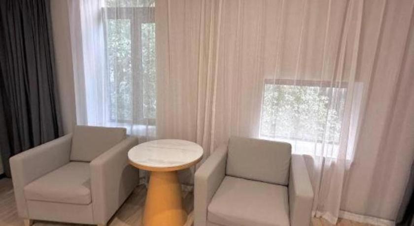 Hongqiao Pujue International Zhongshan Park Metro Station Hotel 4*