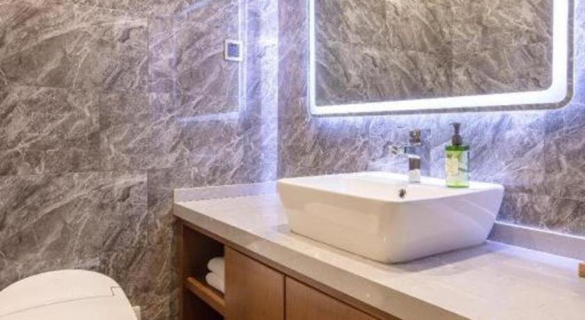 Hongqiao Pujue International Zhongshan Park Metro Station Hotel 4*