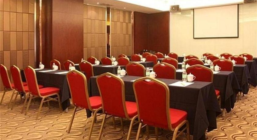 Hongqiao Pujue International Zhongshan Park Metro Station Hotel 4*